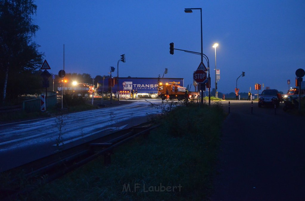 VU LKW umgestuerzt Feldkassel Industriestr Robert Boschstr P370.JPG